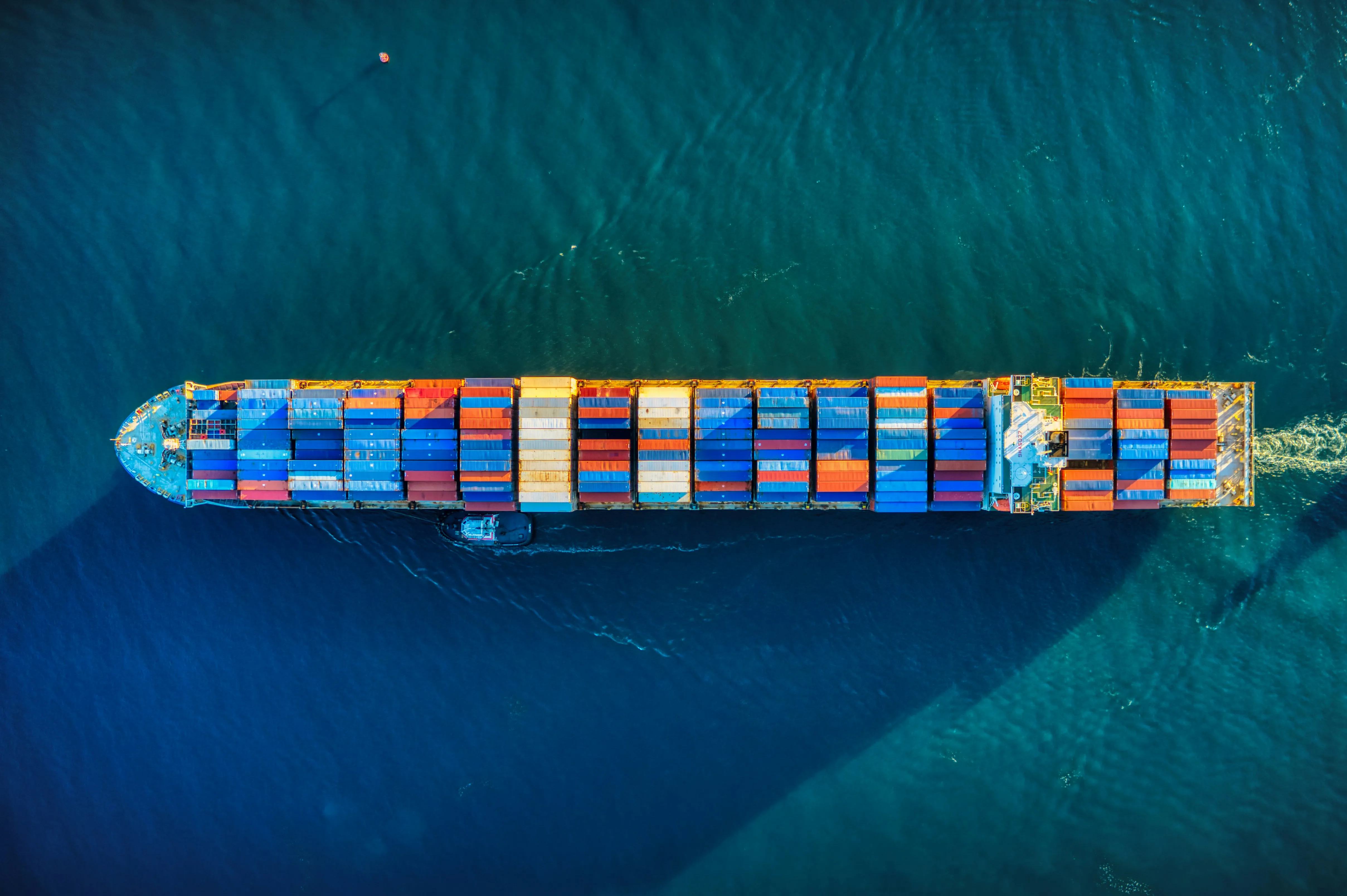 Globaler Handel zwischen China und Deutschland - Containerschiff aus der Vogelperspektive
