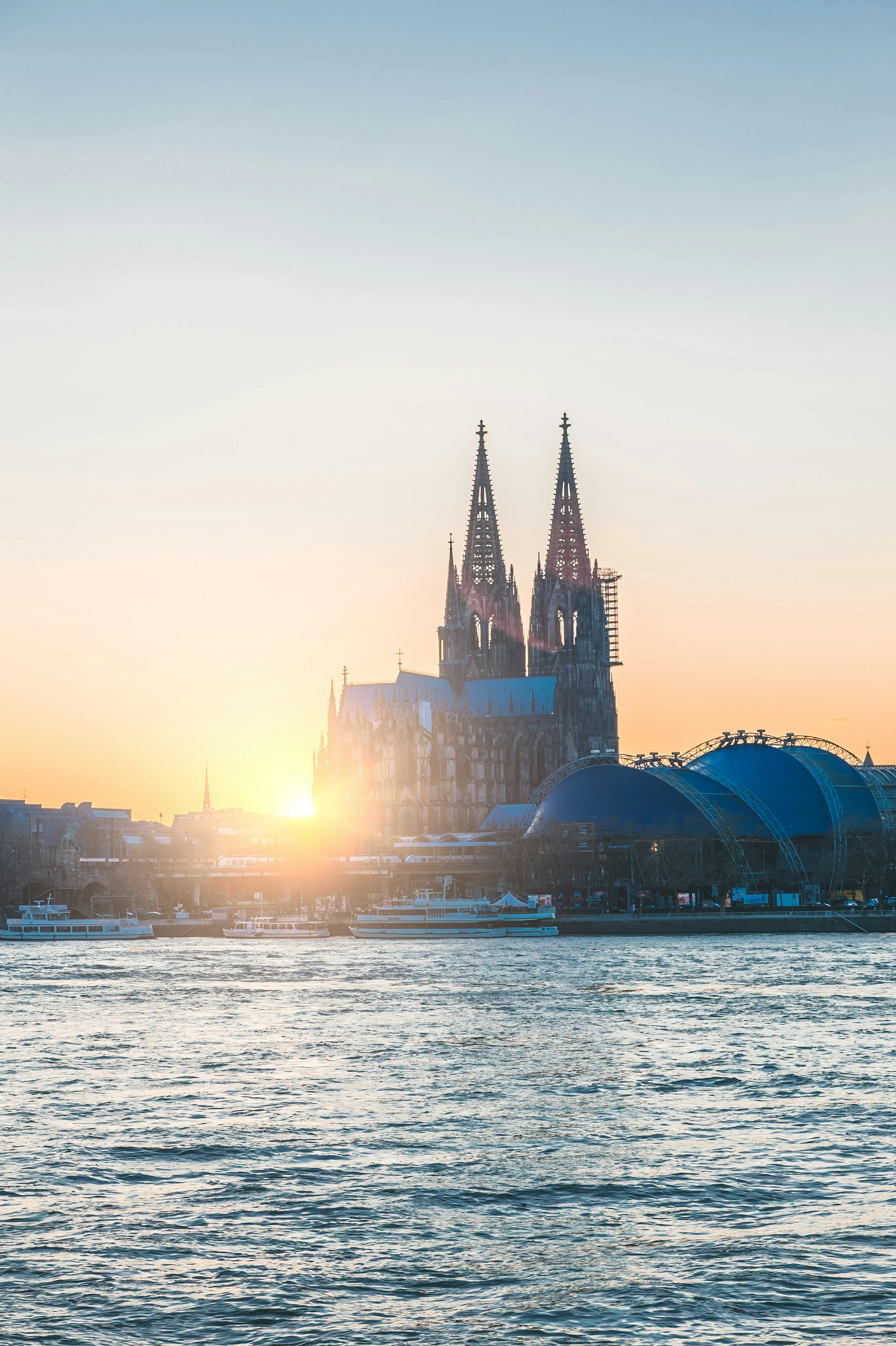 Kölner Dom am Rhein bei Sonnenuntergang – die Arbeitsrechtsboutique Haque in Köln
