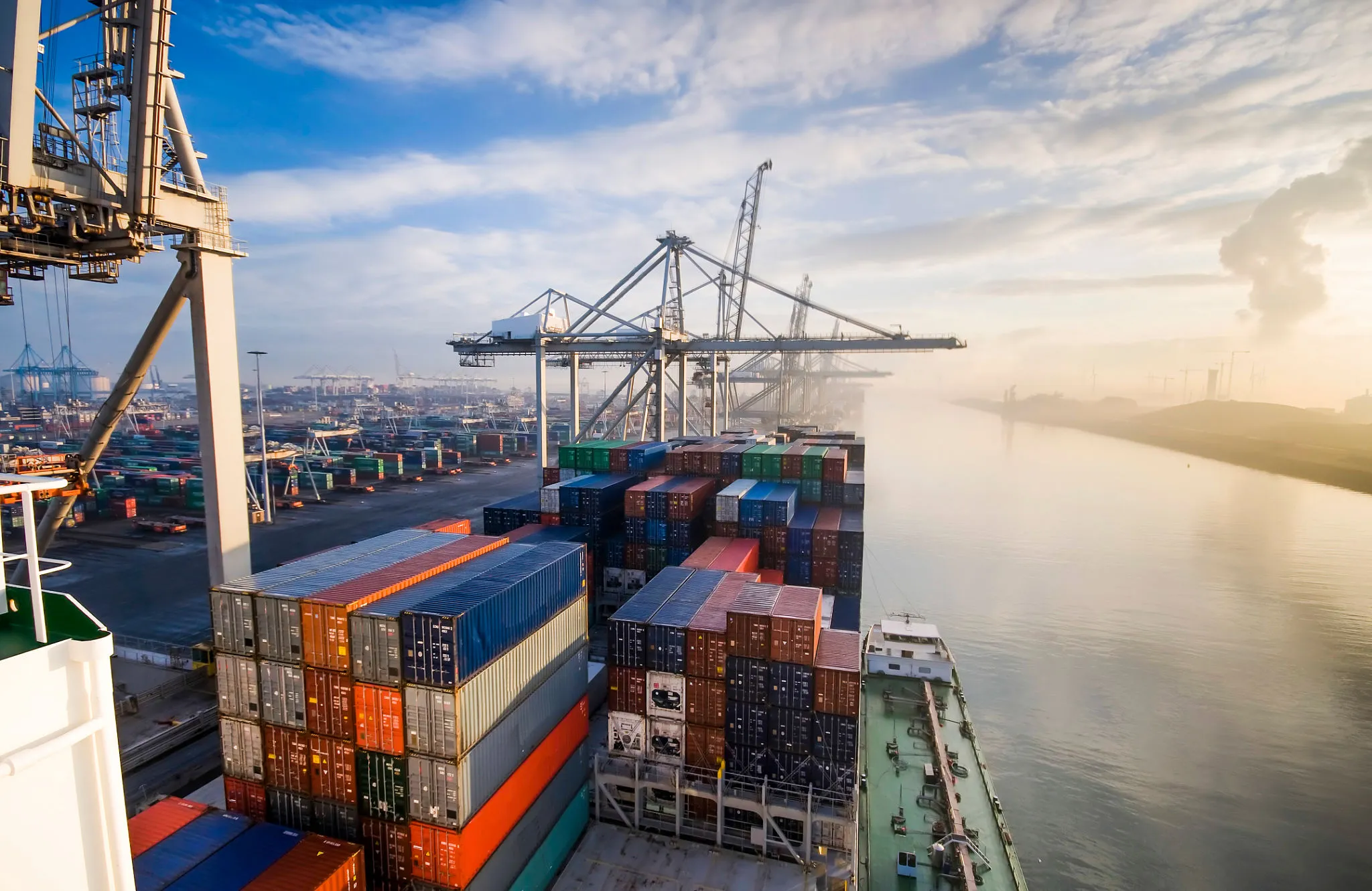 Containerschiff auf offener See