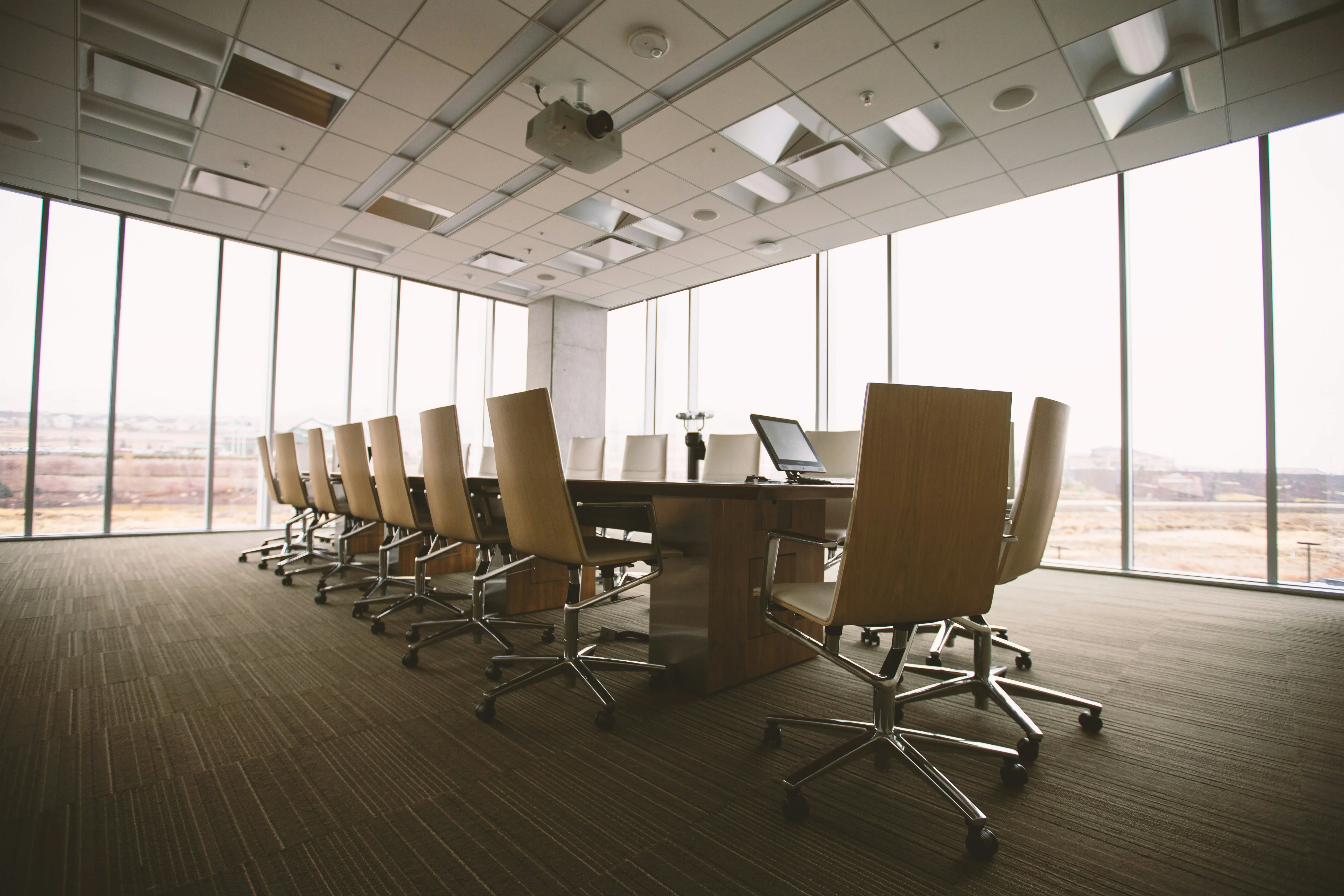 Team im modernen Büro – Symbol für verständlich aufbereitetes arbeitsrechtliches Wissen